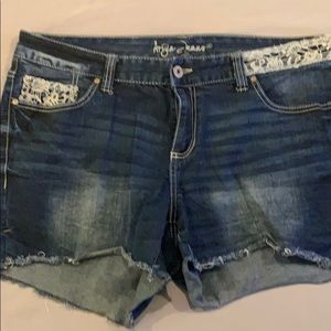Ariya stretch jean short size 16